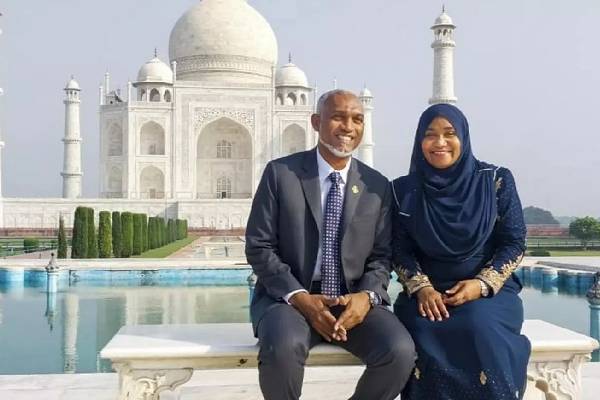 Maldives president was photographed with his wife after visiting the Taj Mahal