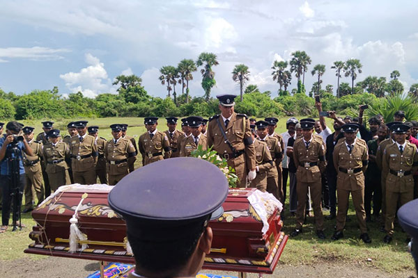 தேர்தல் கடமையில் மரணமடைந்த பொலிஸ் அதிகாரிக்கு உயர் மரியாதை